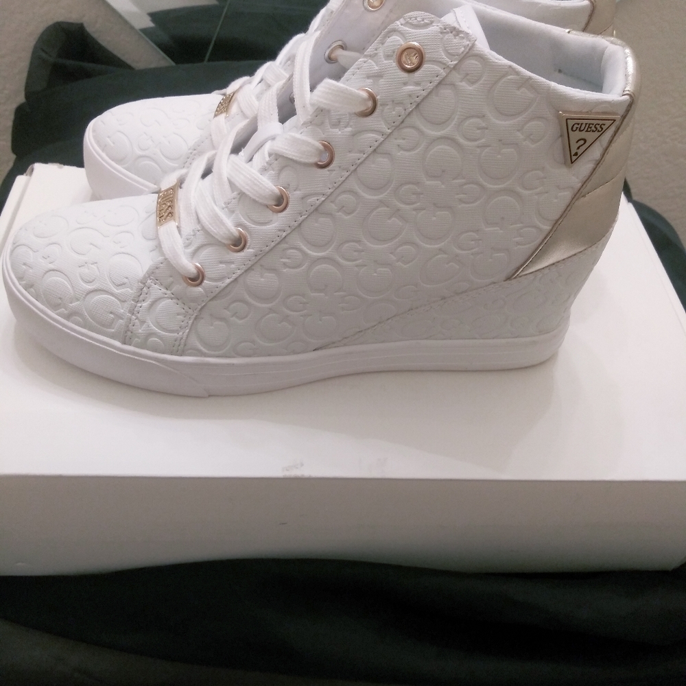 GUESS - Picture 2 of 6